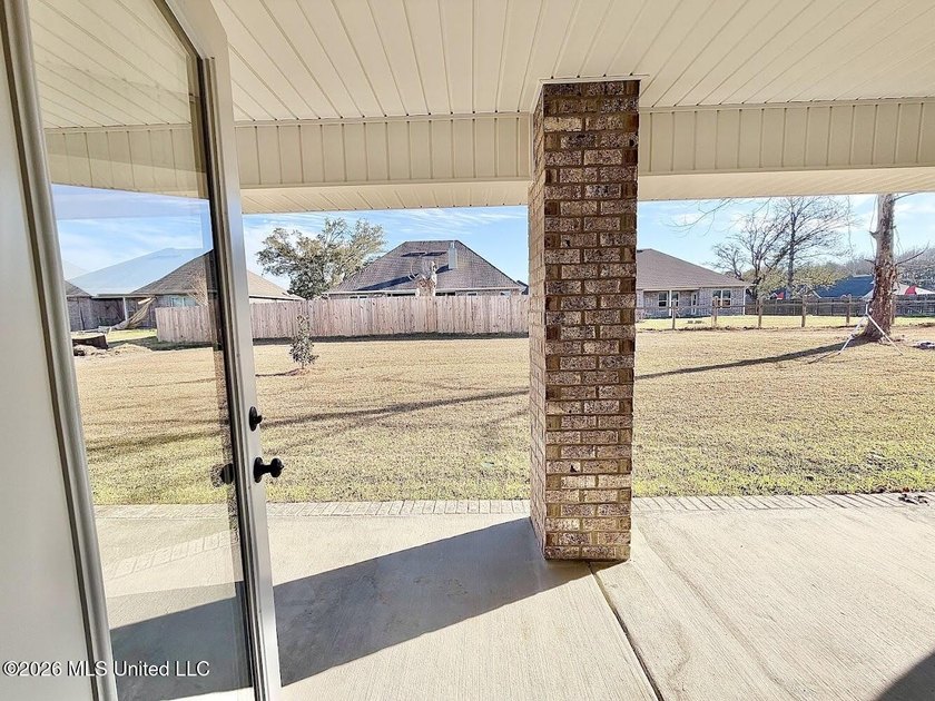 MOVE IN READY! Seller is offering concessions to buyers making - photo 38