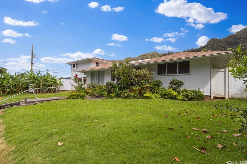 Nestled against the tranquil backdrop of the Ko'olau Range, this - photo 6