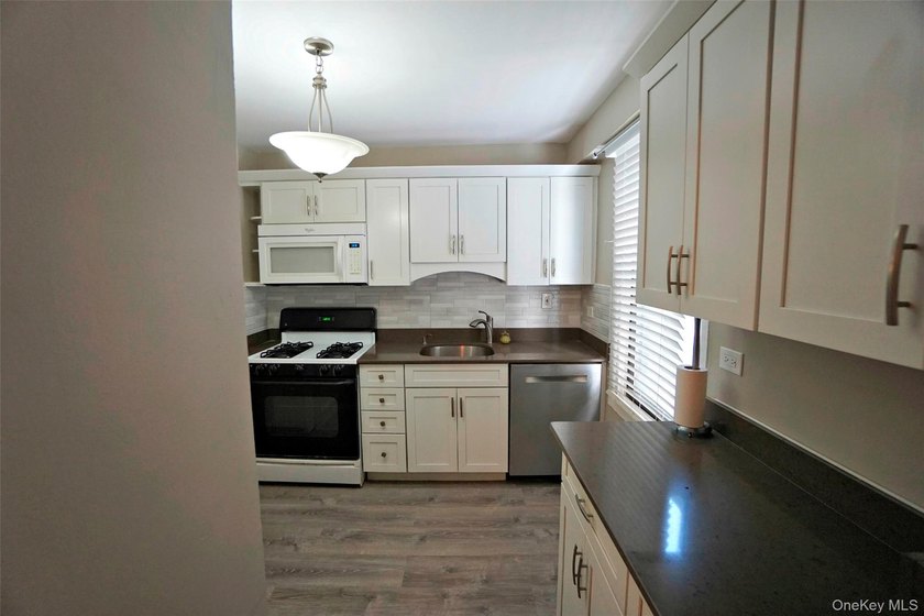 Highly Sought-After Park Chateau: Converted 2-Bedroom Junior 4 - photo 4