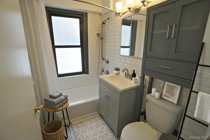 Highly Sought-After Park Chateau: Converted 2-Bedroom Junior 4 - photo 8