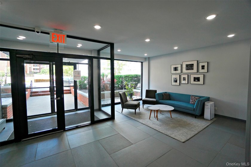 Highly Sought-After Park Chateau: Converted 2-Bedroom Junior 4 - photo 10