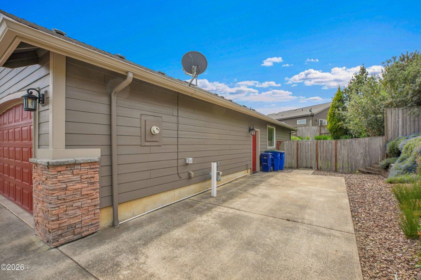 Excellent opportunity to own this gorgeous, custom single-level - photo 35
