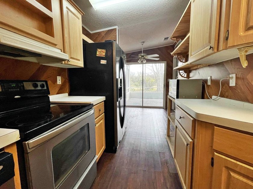 Stunning 3-Bedroom, 2-Bathroom Home with Florida Room in Premier - photo 8
