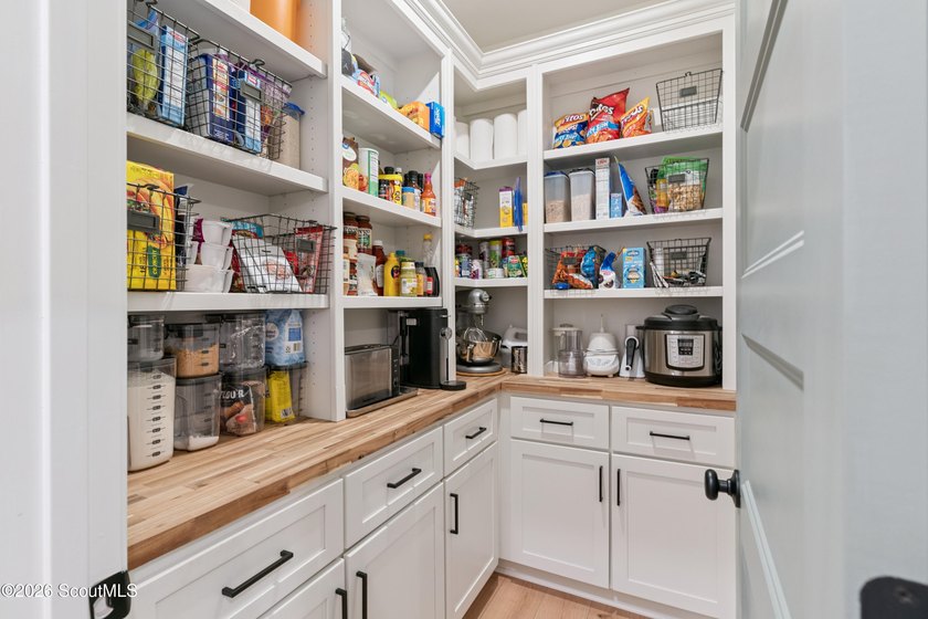 Immaculate and exceptionally maintained, this 4-bedroom, 3 - photo 11