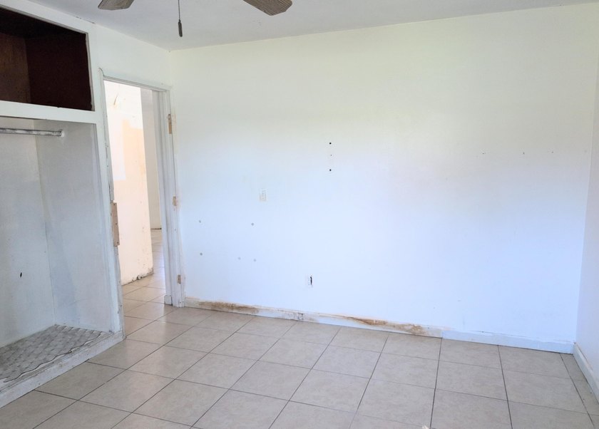 Unlock the potential of this 3-bedroom, 2.5-bath single-family - photo 4