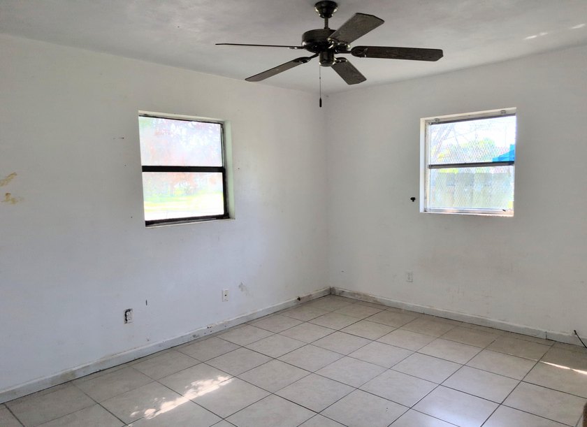 Unlock the potential of this 3-bedroom, 2.5-bath single-family - photo 5