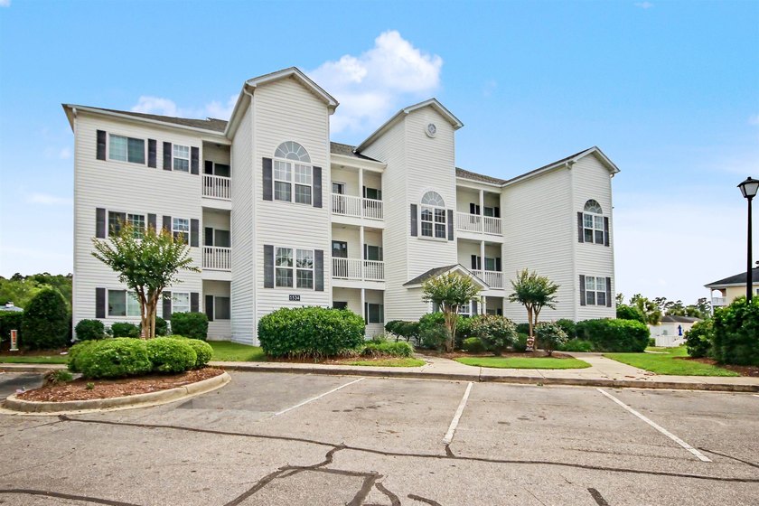 Welcome to this three-bedroom, two-bathroom end-unit condo - photo 2