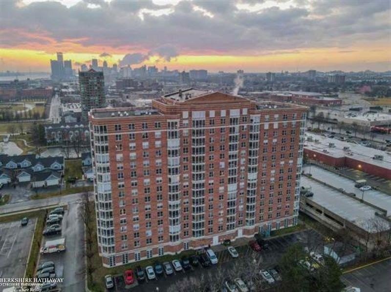 Beautiful open modern condo in Harbortown with large windows - photo 2