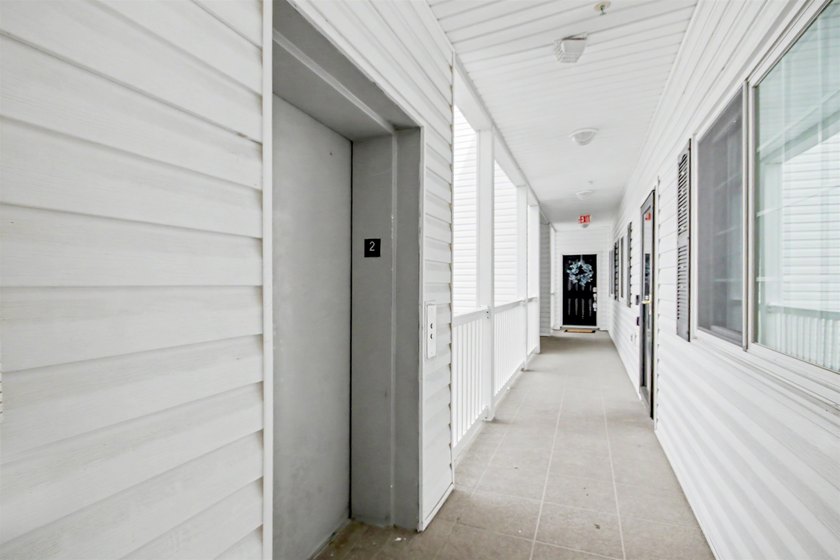 Welcome to this three-bedroom, two-bathroom end-unit condo - photo 3