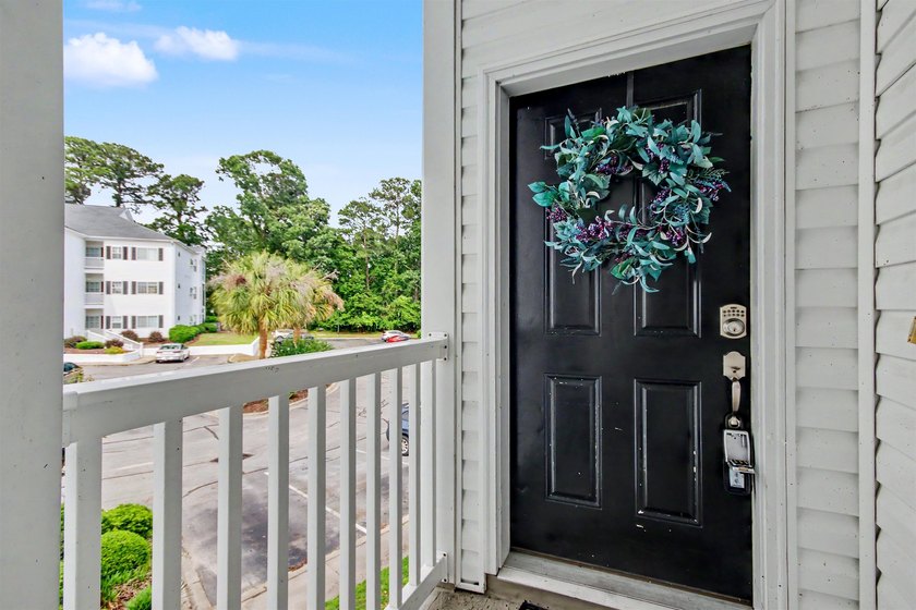 Welcome to this three-bedroom, two-bathroom end-unit condo - photo 4