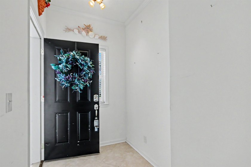 Welcome to this three-bedroom, two-bathroom end-unit condo - photo 5