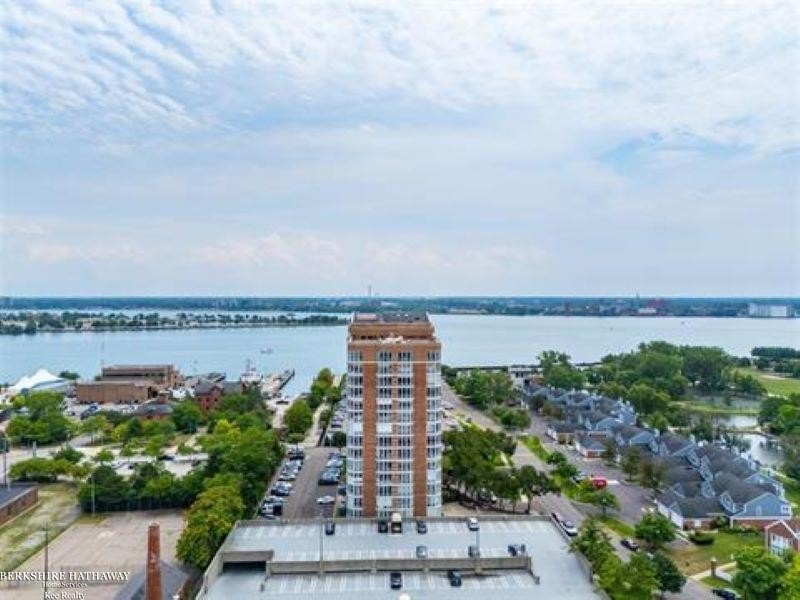Beautiful open modern condo in Harbortown with large windows - photo 5