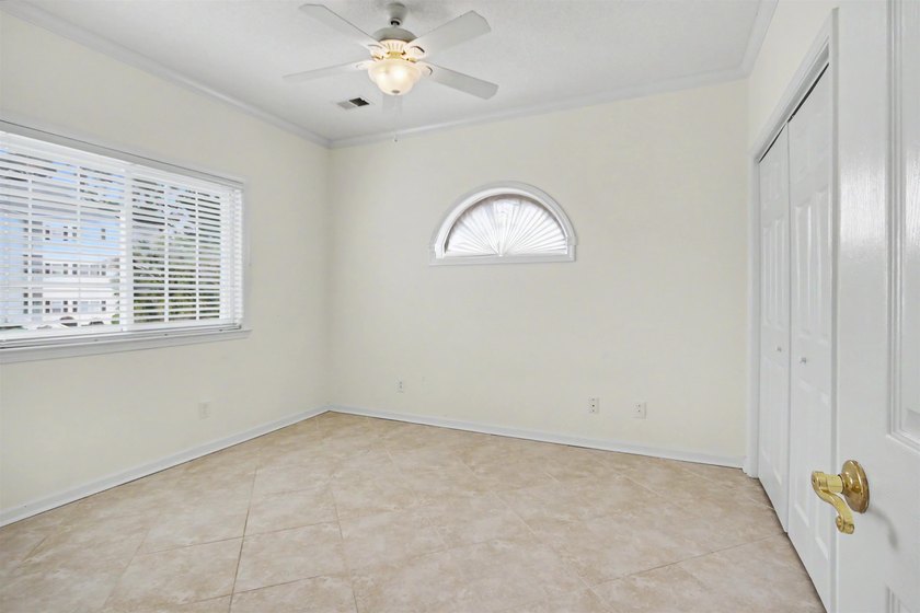 Welcome to this three-bedroom, two-bathroom end-unit condo - photo 6