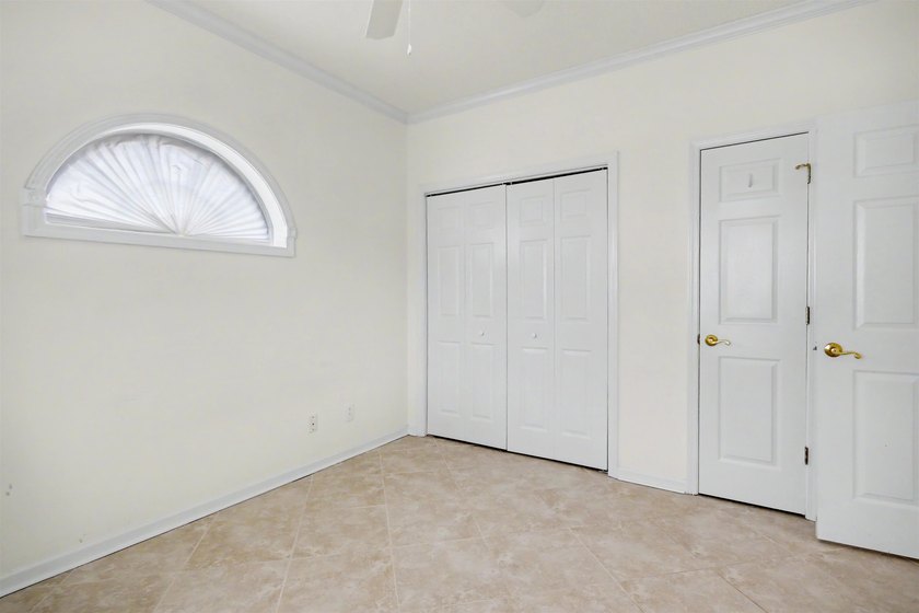 Welcome to this three-bedroom, two-bathroom end-unit condo - photo 7