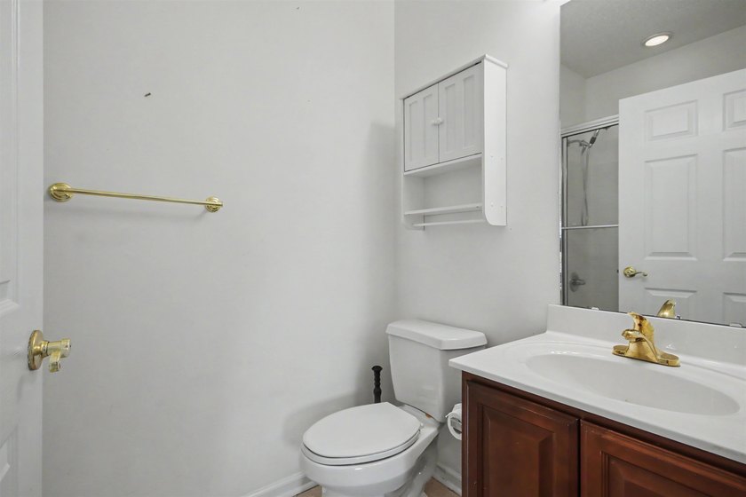 Welcome to this three-bedroom, two-bathroom end-unit condo - photo 8