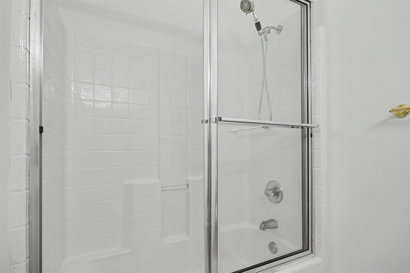 Welcome to this three-bedroom, two-bathroom end-unit condo - photo 9