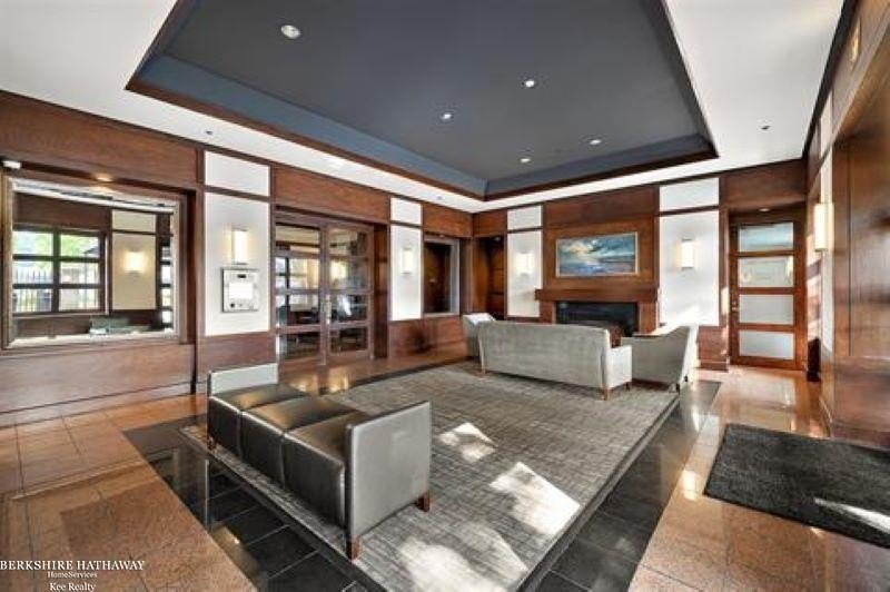 Beautiful open modern condo in Harbortown with large windows - photo 9