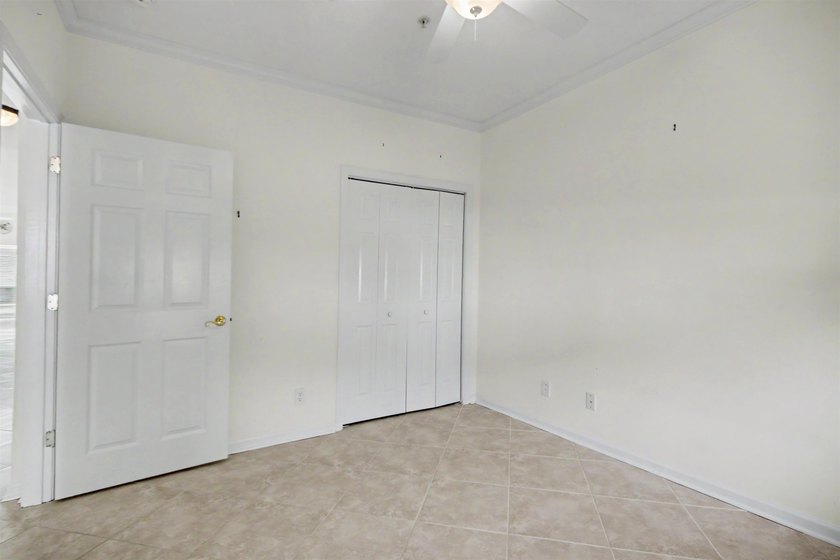 Welcome to this three-bedroom, two-bathroom end-unit condo - photo 10