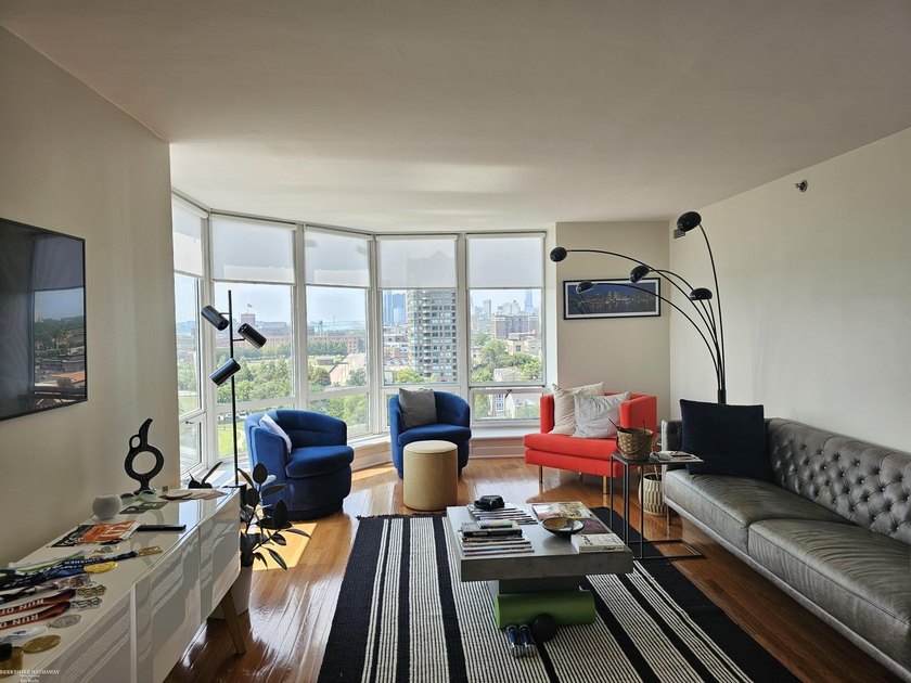Beautiful open modern condo in Harbortown with large windows - photo 10