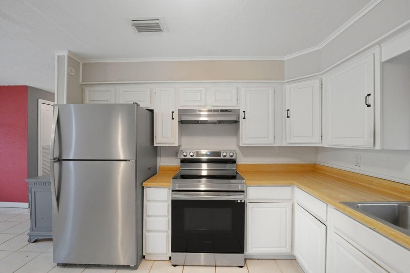 MUST SEE! Charming two-bedroom, two-bath, CBS home in a great - photo 11