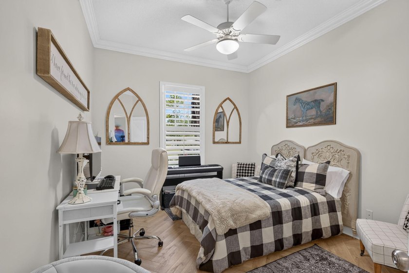Bedford Park Gem! Rarely available upgraded 5-bed, 3-bath home - photo 32