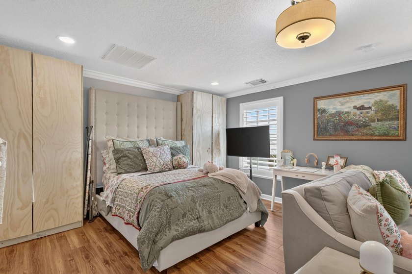 Bedford Park Gem! Rarely available upgraded 5-bed, 3-bath home - photo 50