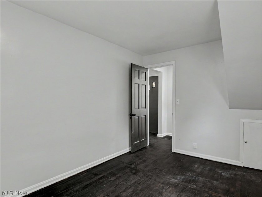 Beautifully renovated Cape Cod in Euclid offering the perfect - photo 12