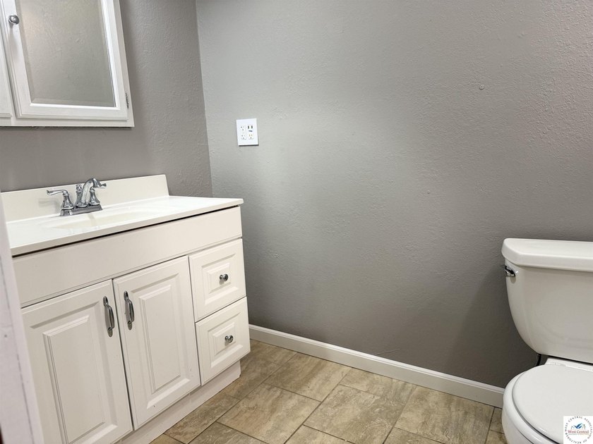 This Large 5 bedroom, 3 bath home combines comfort and - photo 12