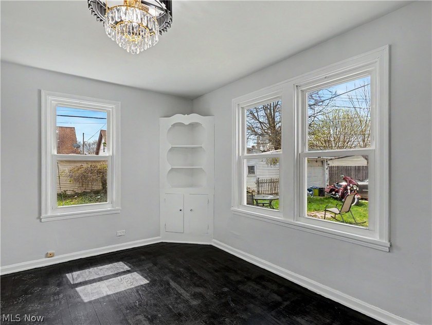 Beautifully renovated Cape Cod in Euclid offering the perfect - photo 13