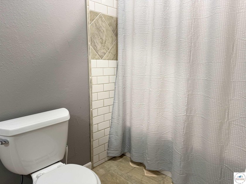 This Large 5 bedroom, 3 bath home combines comfort and - photo 13