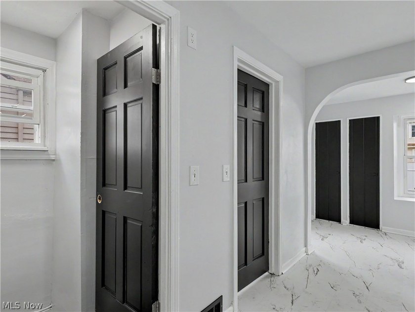 Beautifully renovated Cape Cod in Euclid offering the perfect - photo 15