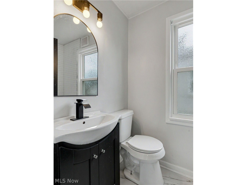 Beautifully renovated Cape Cod in Euclid offering the perfect - photo 16