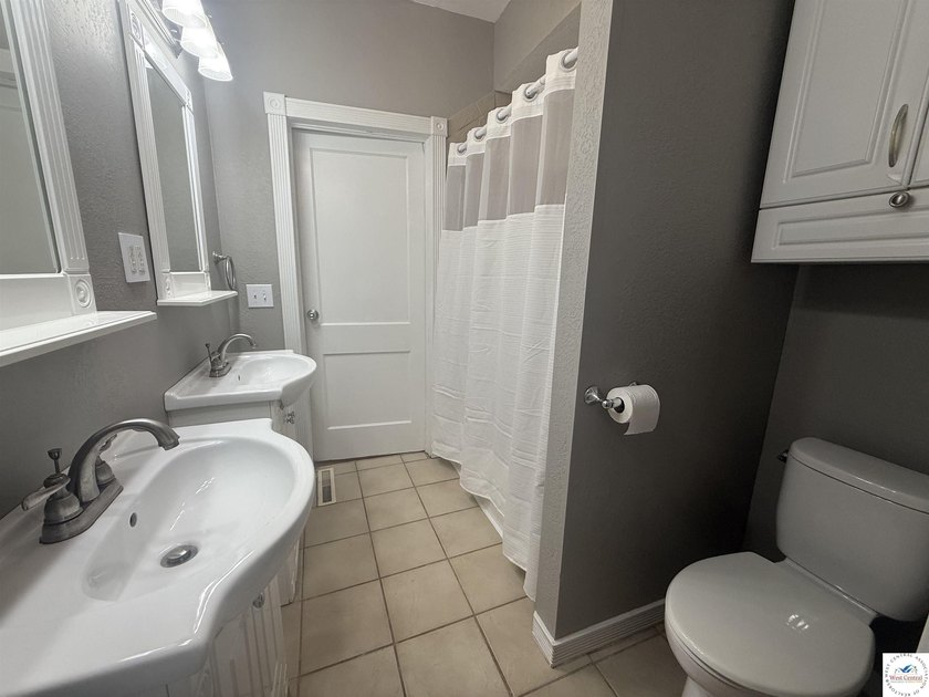 This Large 5 bedroom, 3 bath home combines comfort and - photo 18