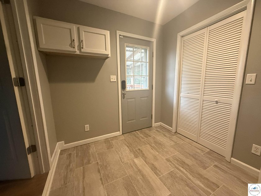 This Large 5 bedroom, 3 bath home combines comfort and - photo 19
