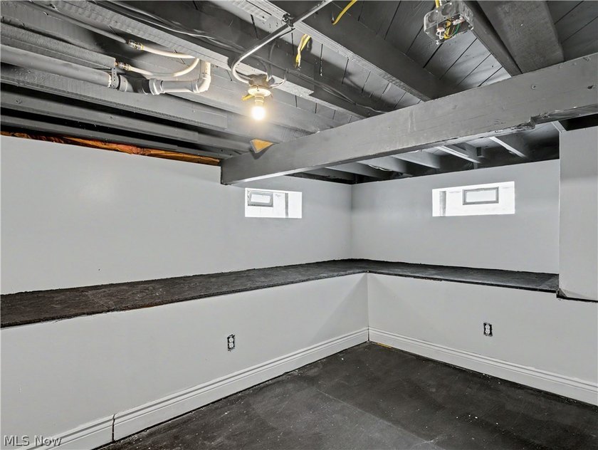 Beautifully renovated Cape Cod in Euclid offering the perfect - photo 22