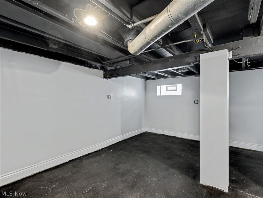 Beautifully renovated Cape Cod in Euclid offering the perfect - photo 23