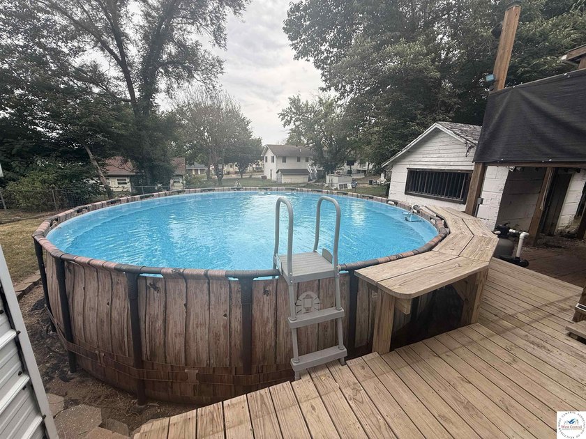 This Large 5 bedroom, 3 bath home combines comfort and - photo 29