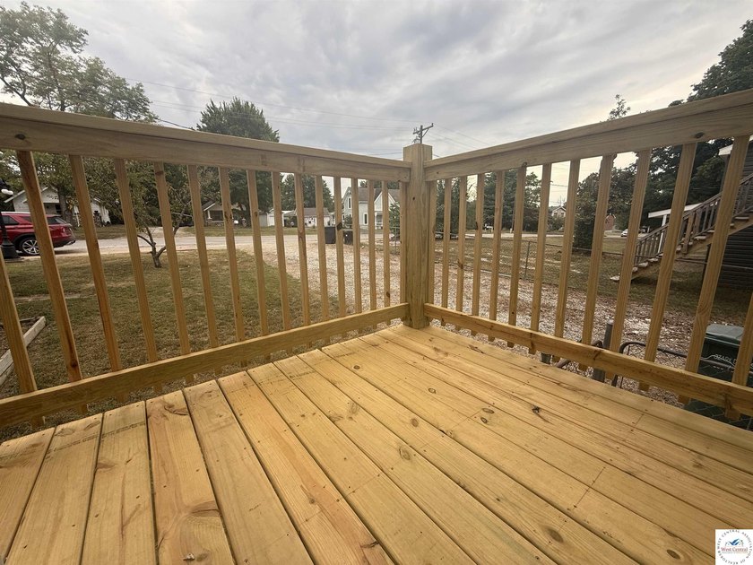 This Large 5 bedroom, 3 bath home combines comfort and - photo 34
