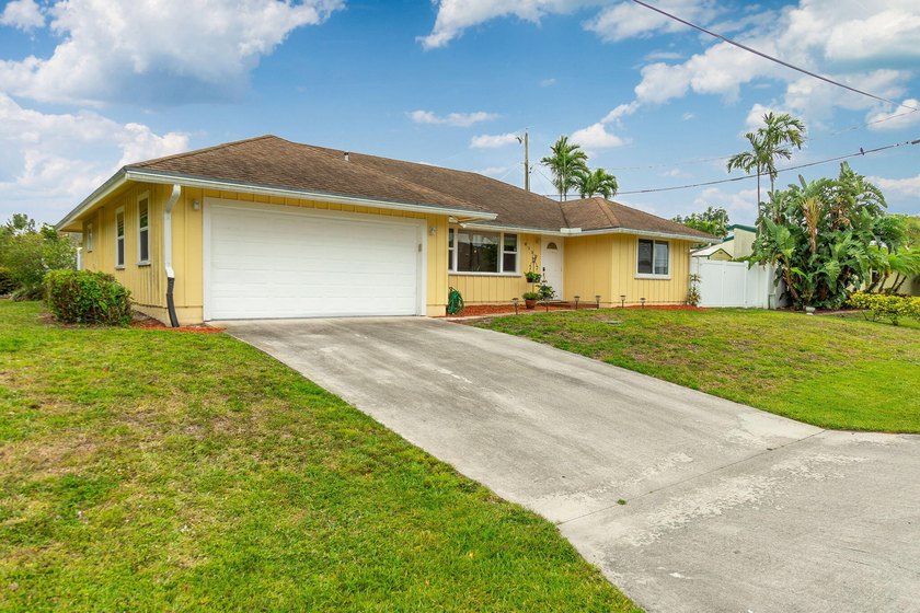 Oversize corner lot 3 bedroom, 2 bath, 2 car garage in Jupiter! - photo 2