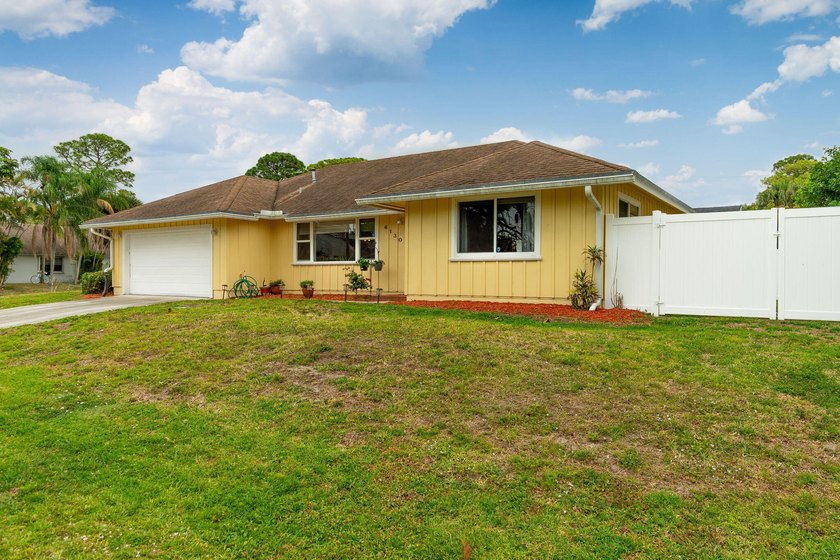 Oversize corner lot 3 bedroom, 2 bath, 2 car garage in Jupiter! - photo 3
