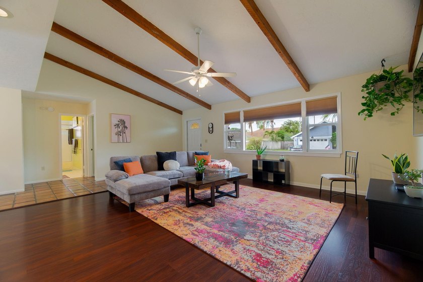 Oversize corner lot 3 bedroom, 2 bath, 2 car garage in Jupiter! - photo 6