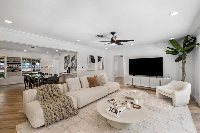 Lakefront living in Miami Lakes! This spacious 5-bedroom - photo 3