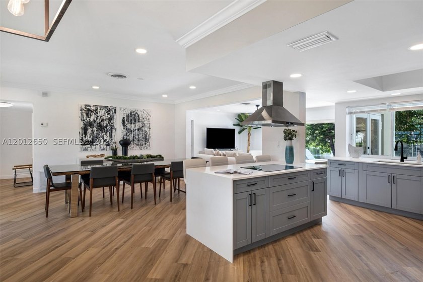 Lakefront living in Miami Lakes! This spacious 5-bedroom - photo 5