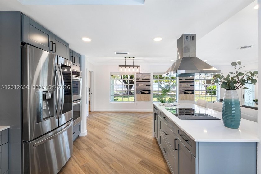 Lakefront living in Miami Lakes! This spacious 5-bedroom - photo 6