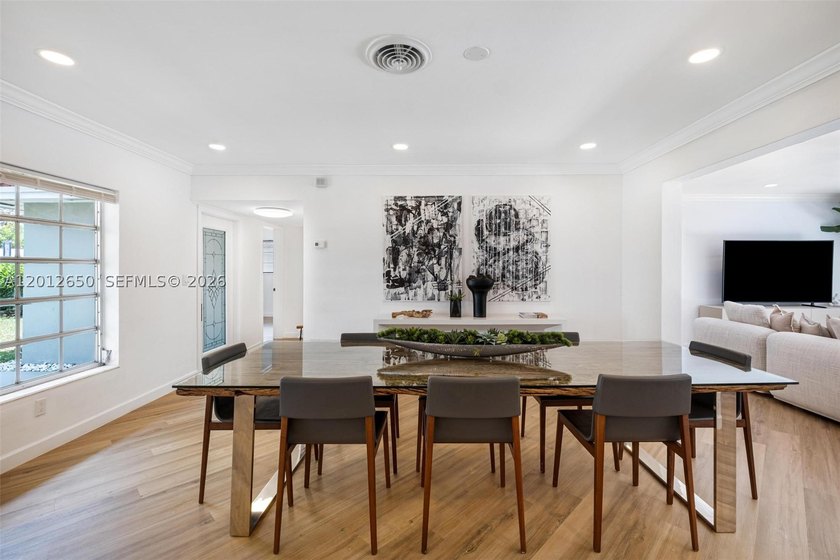 Lakefront living in Miami Lakes! This spacious 5-bedroom - photo 7