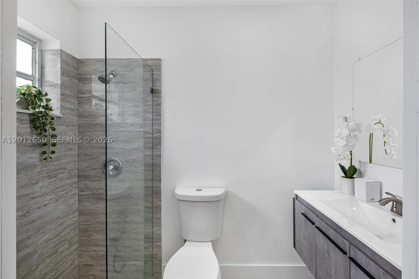 Lakefront living in Miami Lakes! This spacious 5-bedroom - photo 8