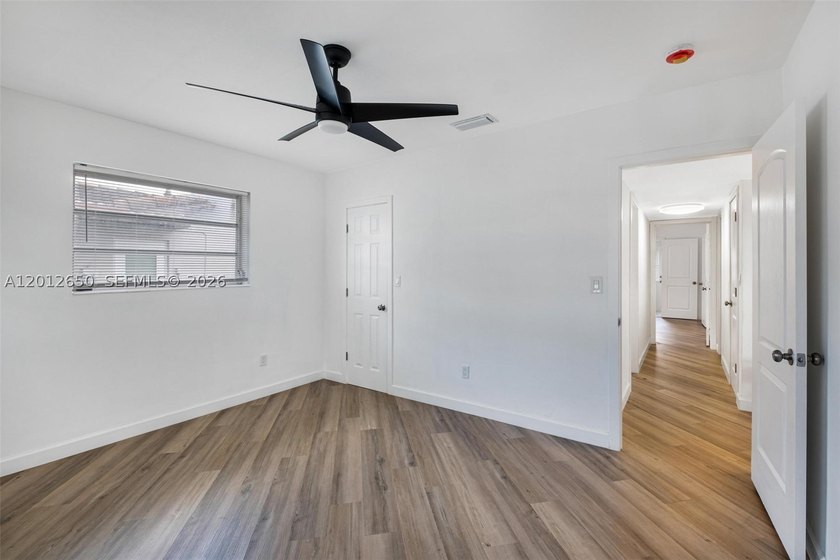 Lakefront living in Miami Lakes! This spacious 5-bedroom - photo 9