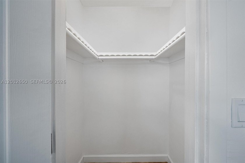 Lakefront living in Miami Lakes! This spacious 5-bedroom - photo 10