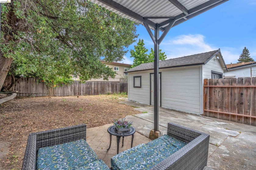 Welcome home! This adorable 2-bedroom, 1-bathroom house has been - photo 17
