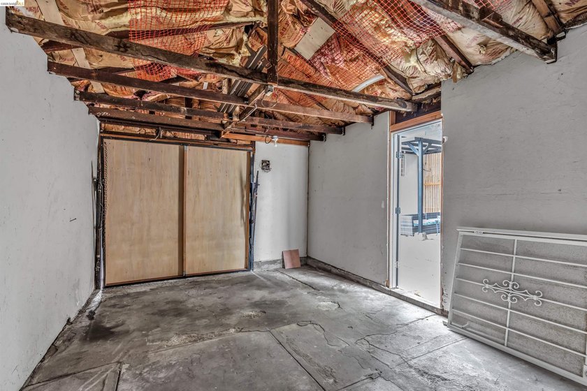 Welcome home! This adorable 2-bedroom, 1-bathroom house has been - photo 20